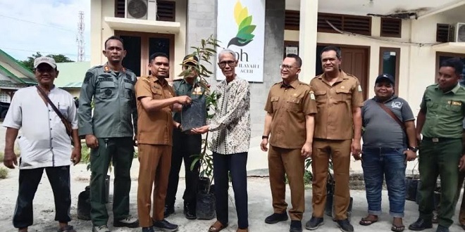 Penyerahan bibit mangga dan durian oleh UPTD KPH Wilayah I Aceh di Banda Aceh