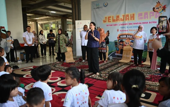 Veronica Tan berdialog dengan anak-anak di Rusunawa Cakung Barat