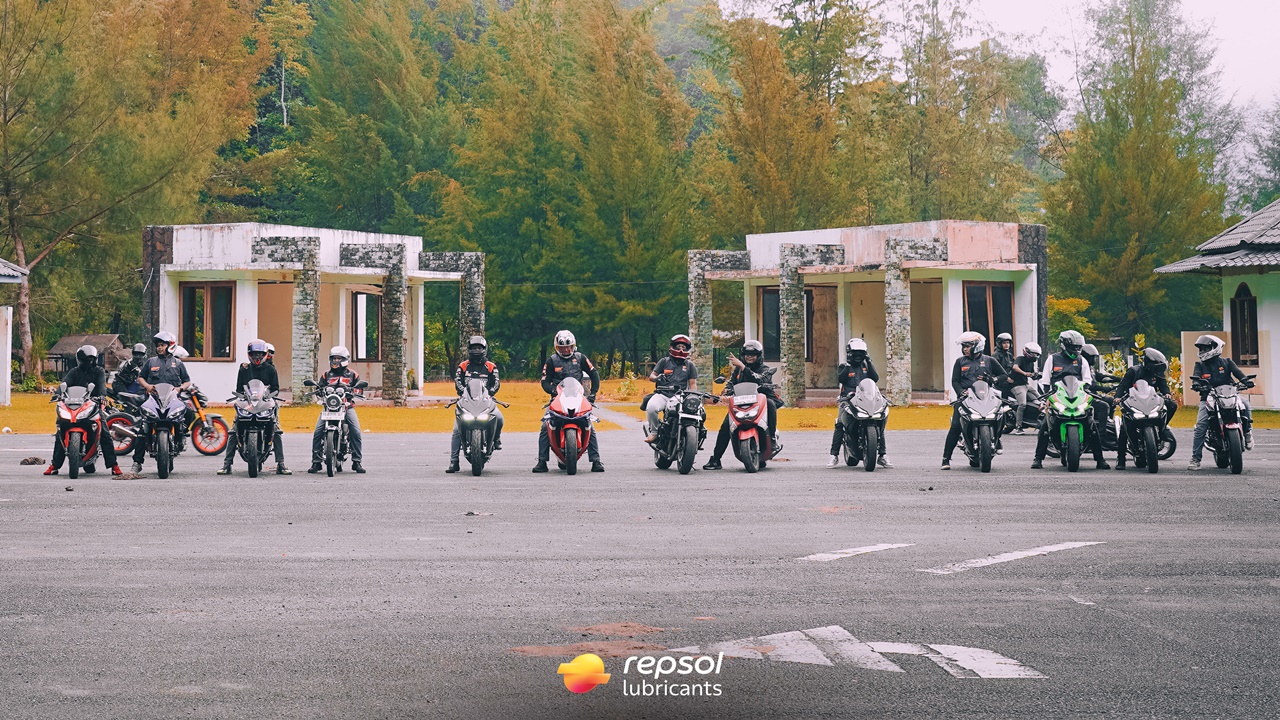 Peserta touring Repsol Ride Story berkumpul sebelum start di Banda Aceh