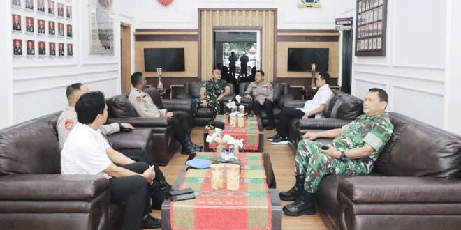 Kapolres Langkat dan Dandim 0203/Langkat berjabat tangan di ruang kerja Dandim