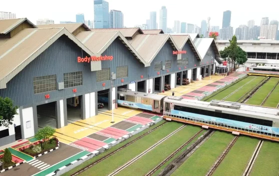 Teknisi melakukan pemeriksaan kereta di Balai Yasa Manggarai