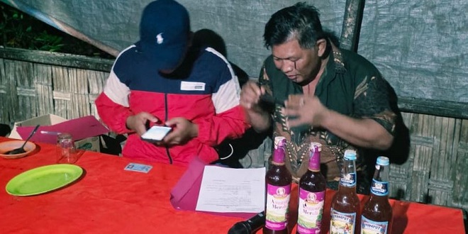Polisi mengamankan minuman keras dari warung tuak saat operasi penertiban