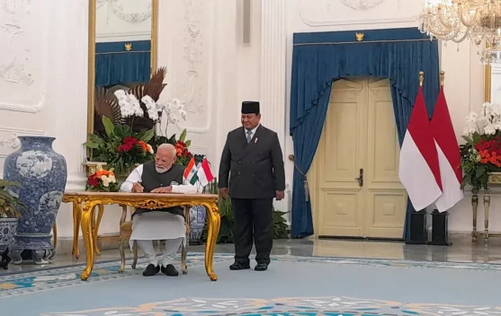 Presiden Prabowo dan PM Narendra Modi berjabat tangan di halaman Istana Merdeka