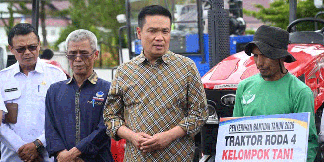 Dua traktor R4 diserahkan kepada kelompok tani di Bukit Inspirasi, Doloksanggul