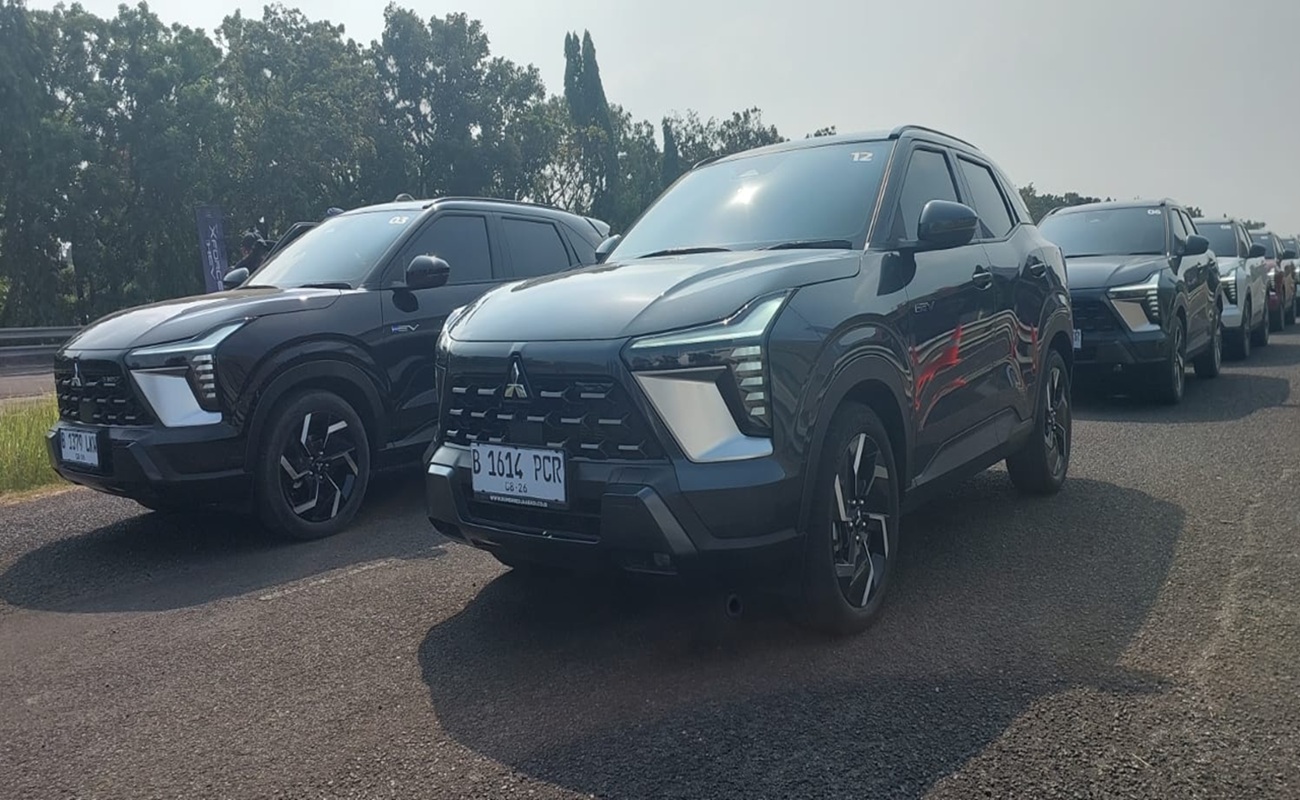 Tampak depan Mitsubishi Xforce HEV saat peluncuran menampilkan desain dan logo Mitsubishi