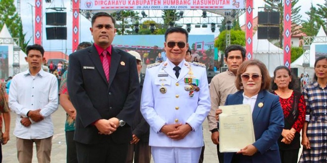 Penyerahan sertifikat PTSL di Halaman Kantor Bupati Doloksanggul