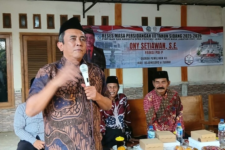 Warga dan perwakilan DPRD Jatim berdiskusi dalam reses di Desa Rayung, Senori, Tuban