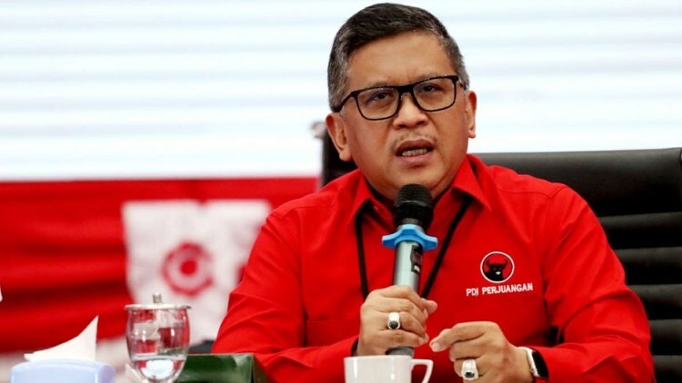 Hasto Kristiyanto menerima ucapan selamat saat momen ulang tahun dan peringatan kepemimpinan