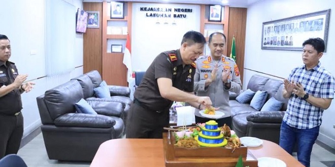 Kapolres Labuhanbatu memberikan tumpeng kepada Kajari di Aula Kejaksaan
