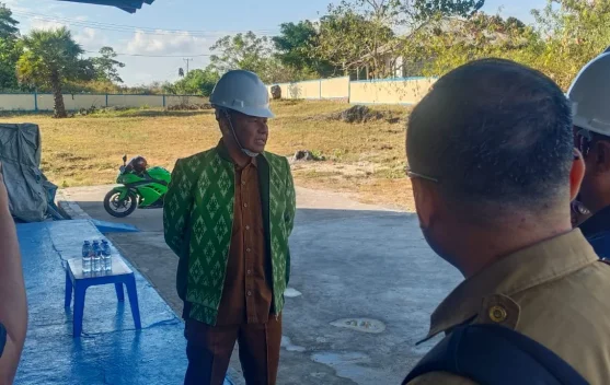 Bupati Paulus Henuk mengimbau petani Rote Ndao menggunakan timbangan kilogram