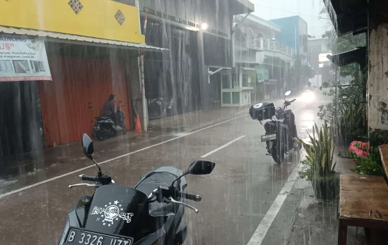 Ilustrasi hujan lebat dan genangan di kawasan perkotaan Jabodetabek