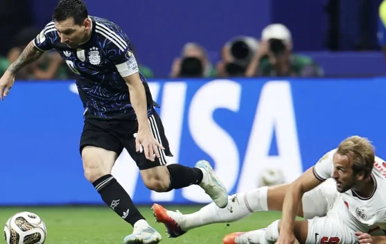 Aksi Lionel Messi dan pemain Inggris di semifinal Piala Dunia 2026, Mercedes-Benz Stadium Atlanta