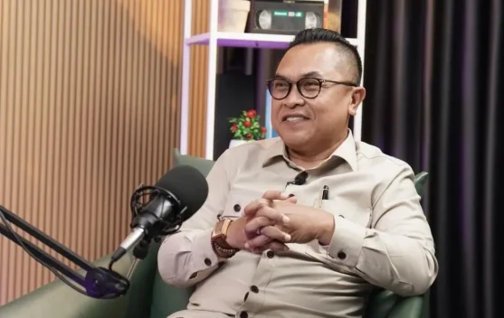 Ilustrasi kebun kelapa dan petani di lahan perkebunan