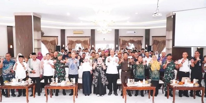 Plt. Bupati Tiorita Surbakti memberi sambutan pada peringatan HANI dan Hari Anak Nasional 2026 di Langkat