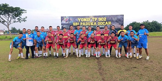 Pertandingan persahabatan PSAD 902 vs Korpri Dambaan di Lapangan Yonif TP 902 Sri Paduka Gocah