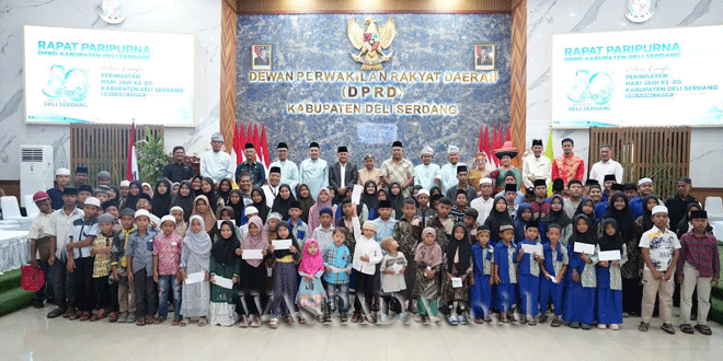 Ketua DPRD Deliserdang Zakky Shahri memberikan santunan kepada anak yatim-piatu