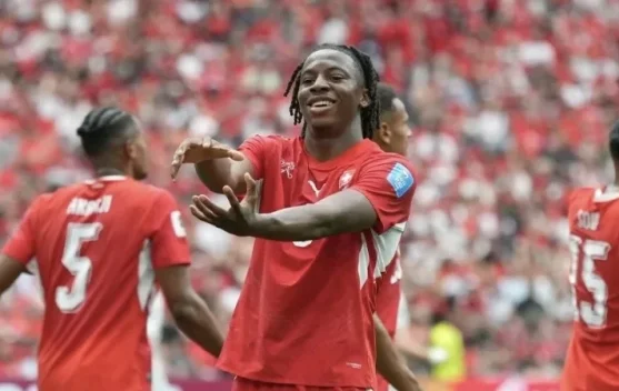 Johan Manzambi menjalani pemulihan cedera lutut bersama tim medis Timnas Swiss
