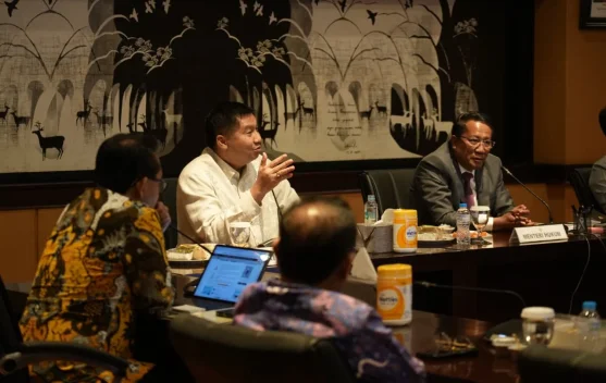 Ilustrasi pembangunan rumah dan aktivitas ekonomi desa terkait BSPS berbasis material