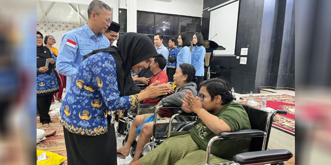 Penyerahan kursi roda dan seragam sekolah di Pendopo Rumah Dinas Wali Kota Tanjungbalai