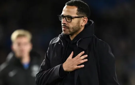 Liam Rosenior, manajer baru Paris FC, memimpin sesi latihan