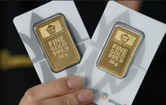 Ilustrasi batangan emas Antam dan harga per gram