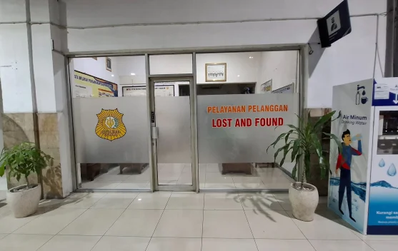 Petugas KAI menyimpan barang temuan di layanan Lost and Found