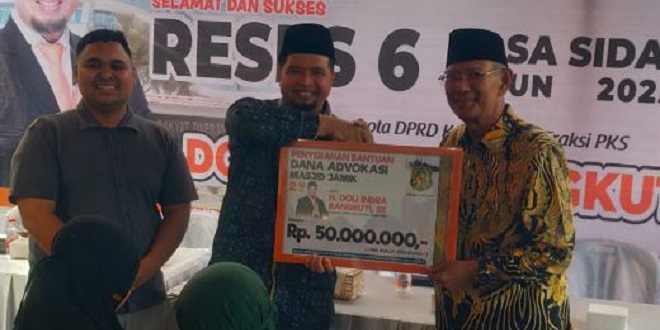 Warga dan Masjid Jamik di Jalan Kapten Muchtar Basri Glugur Darat II
