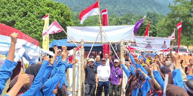 Wabup Adlin Tambunan memberi semangat kepada kontingen Pramuka Sergai di Sibolangit
