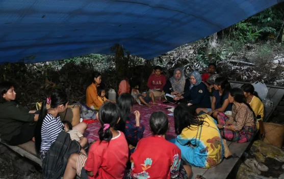 Pertemuan masyarakat adat dan perwakilan perusahaan membahas kesepakatan tata kelola hutan adat