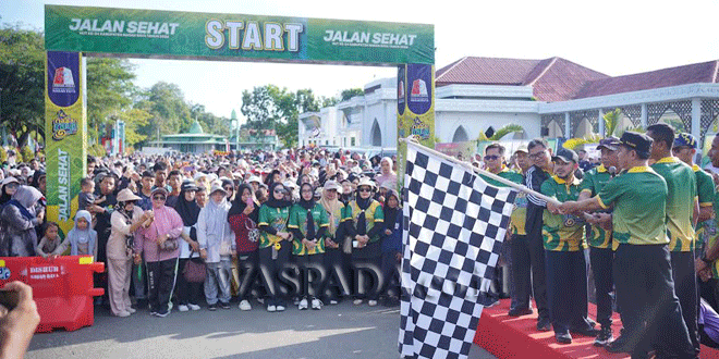 Ribuan warga mengikuti Jalan Sehat HUT ke-24 Nagan Raya di Alun-Alun Suka Makmue