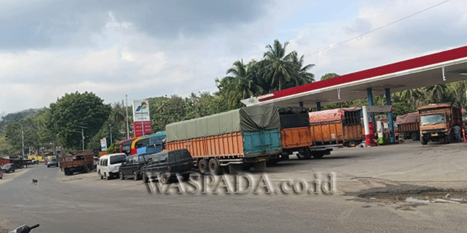 Antrean panjang kendaraan di SPBU Padangsidimpuan saat pengisian solar subsidi