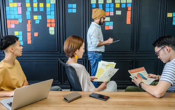 Tim melakukan sesi brainstorming untuk mengembangkan identitas merek dan strategi bisnis