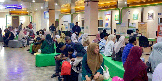 Pengunjung memanfaatkan layanan di Mal Pelayanan Publik (MPP) Aceh Besar di Lambaro