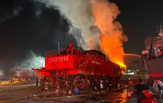 Kapal Basarnas terbakar di galangan Muara Baru saat perawatan tahunan