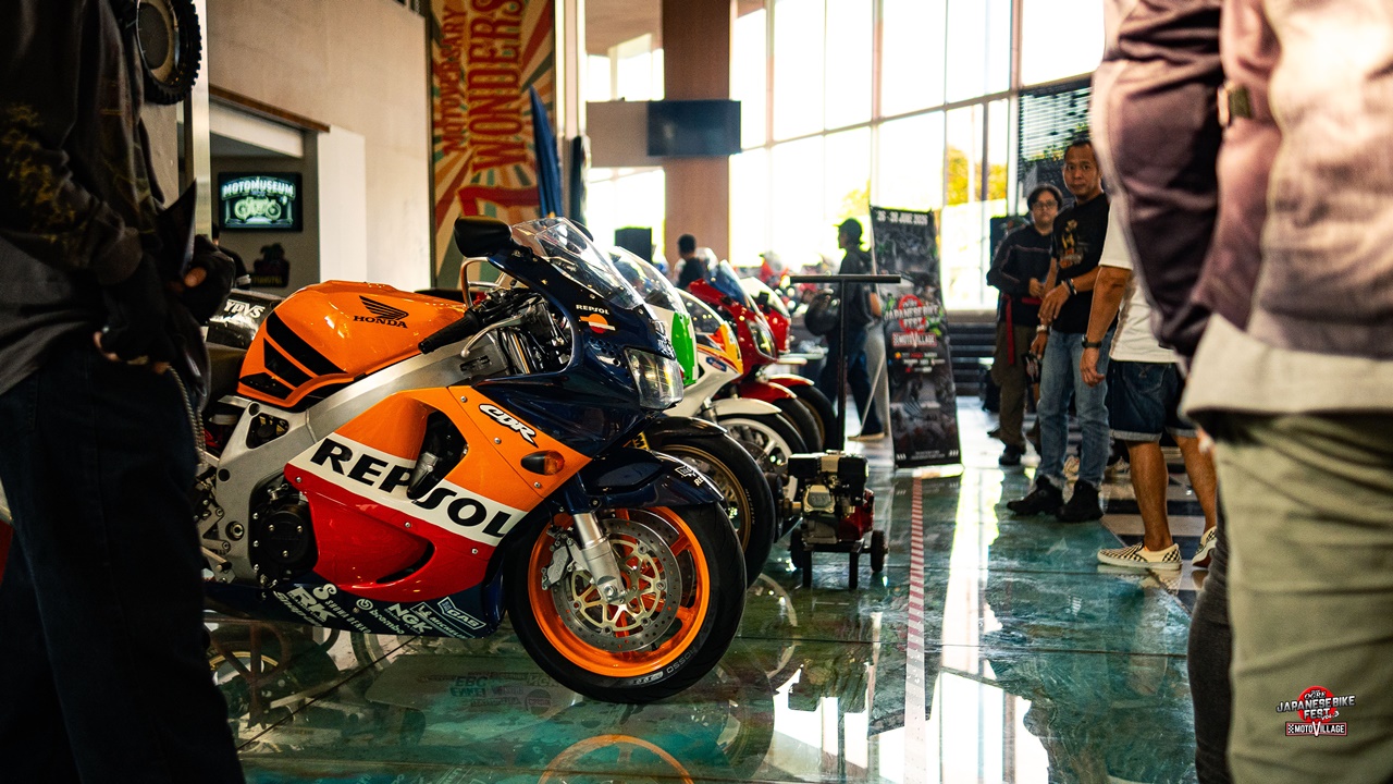 Suasana Japanese Bike Fest Vol. 3 menampilkan motor Jepang klasik dan kegiatan booth Repsol di Motovillage Jakarta