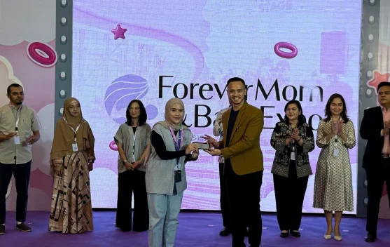 Pengunjung FOMBEX 2026 di ICE BSD melihat stan produk bayi dan layanan kesehatan