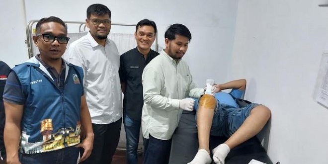 Tim dokter memberikan pemeriksaan penanganan nyeri kronis di Puskesmas Sentosa Baru