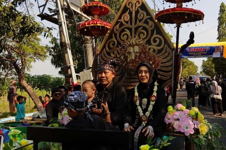 Kirab budaya tumpeng hasil bumi dalam Haul Eyang Singonoyo di Desa Sukorejo