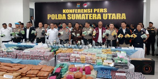 Petugas kepolisian memusnahkan barang bukti narkotika dalam operasi di Sumatera Utara