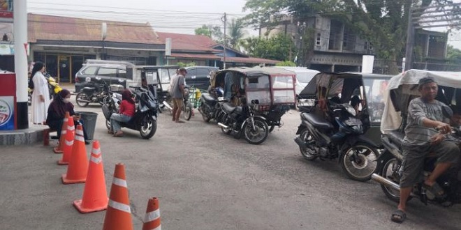 Antrean panjang kendaraan di SPBU Jalan Jamin Ginting Binjai akibat kelangkaan BBM Partalite