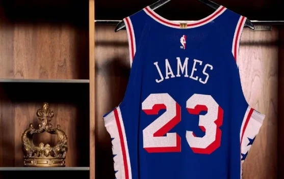 Jersey nomor 23 LeBron dengan mahkota di atas loker Philadelphia 76ers