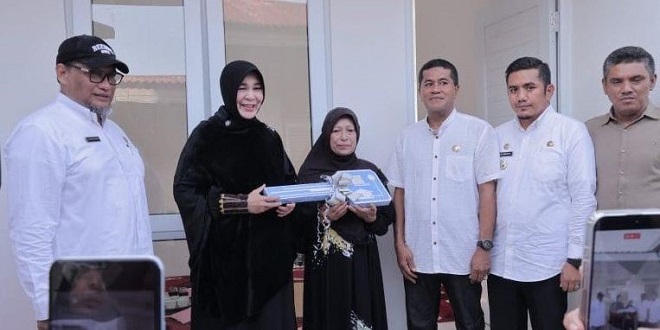 Penyerahan kunci rumah layak huni oleh Wali Kota Banda Aceh kepada warga