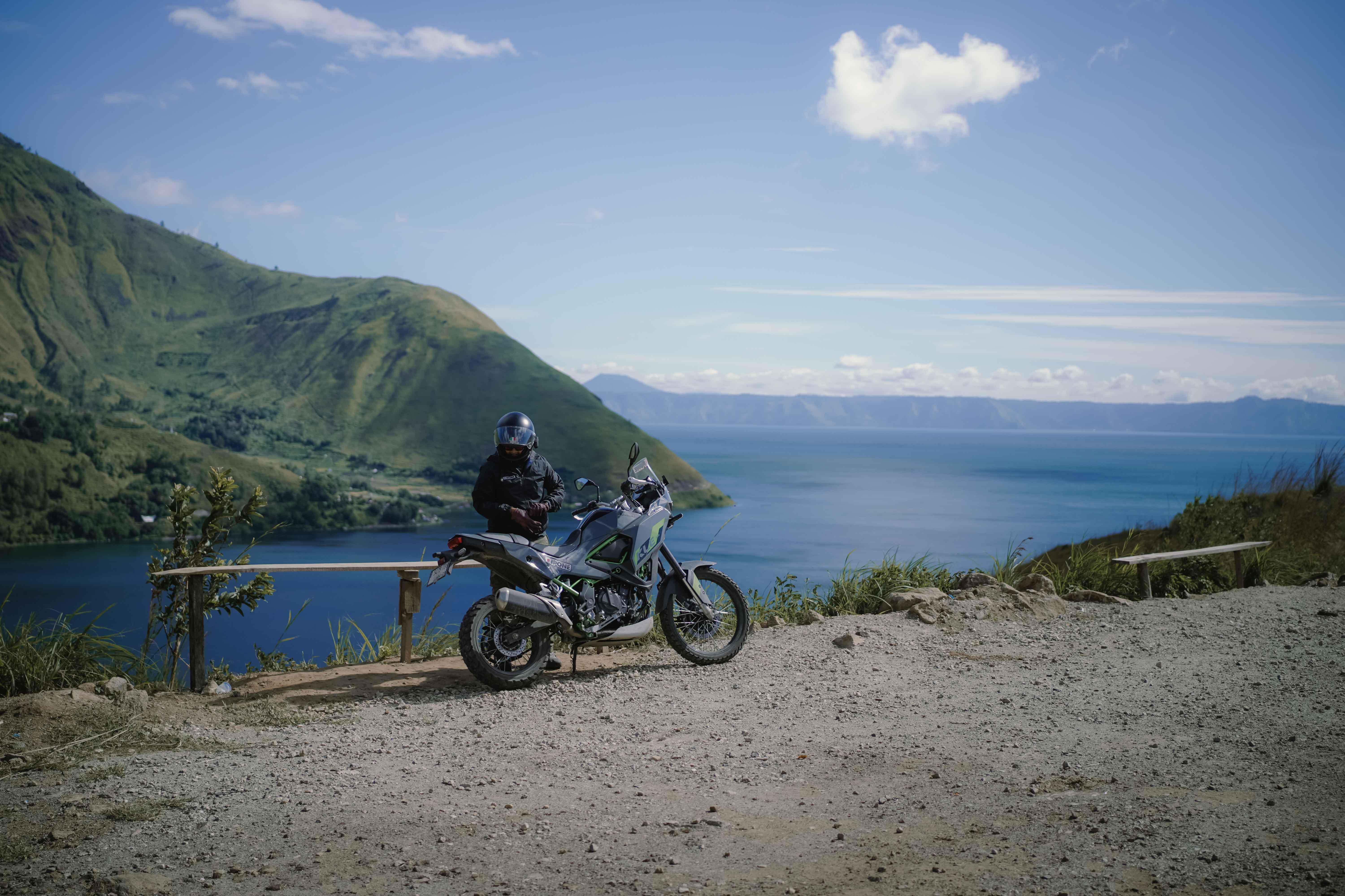 Rombongan peserta touring Wheels & Wonders melintasi pemandangan Danau Toba di Samosir