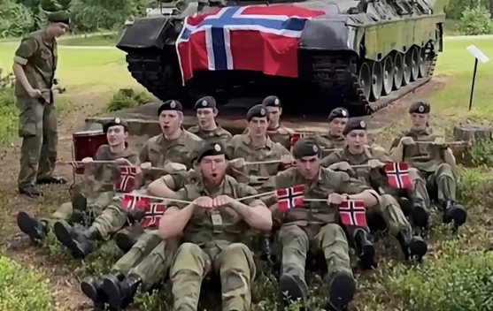 Personel militer Norwegia melakukan gerakan 'Viking Row' di berbagai kendaraan dan lokasi