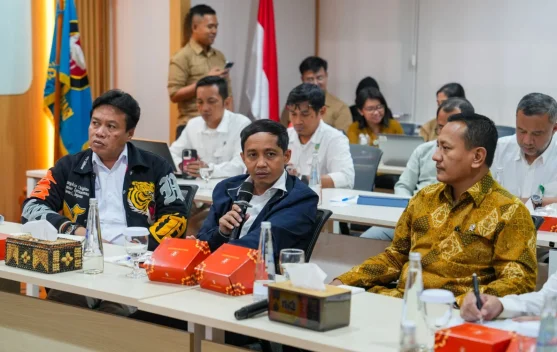 Personel Manggala Agni dengan peralatan saat operasi penanggulangan kebakaran hutan