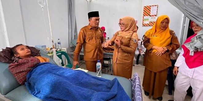 Kadis Pendidikan mengunjungi siswi korban kecelakaan truk di Bilah Hilir