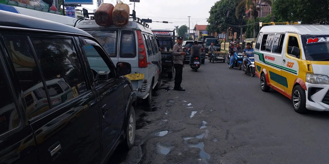 Personel Polsek Siantar Utara mengatur arus lalu lintas di SPBU Jl Patuan Nagari untuk mengurai antrean BBM