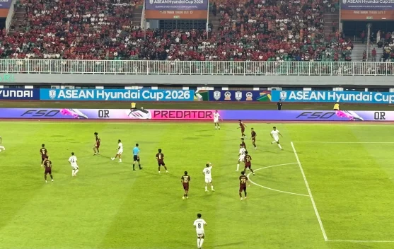 Mitchell Baker merayakan gol setelah cetak hattrick saat Indonesia kalahkan Kamboja 5-1