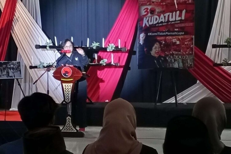 Peserta menyalakan lilin peringatan Kudatuli di kantor DPC PDI Perjuangan Magetan