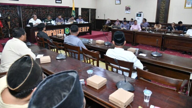 Petani menjemur daun tembakau di lahan Kabupaten Sumenep